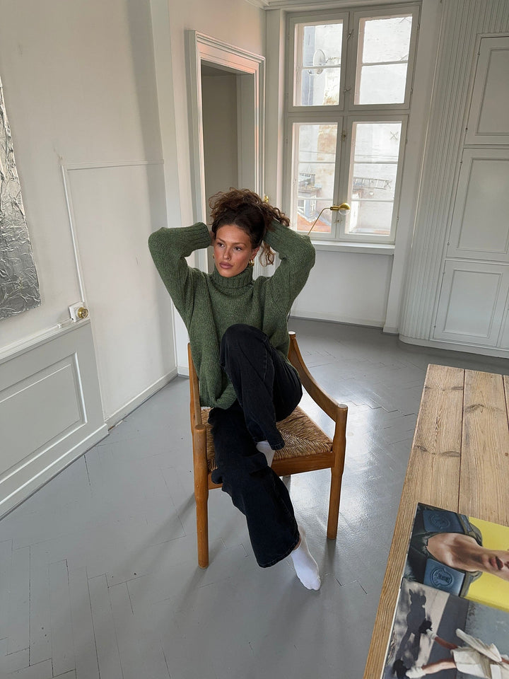 Kris | Women’s green turtleneck sweater with ribbed details and sleek silhouette