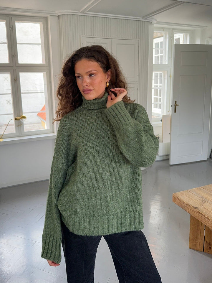 Kris | Women’s green turtleneck sweater with ribbed details and sleek silhouette